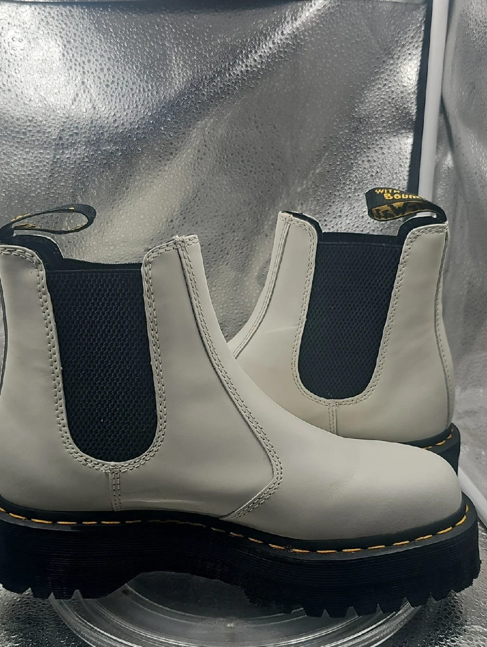 P Dr. Martens White Leather Softy-T 2976 Chelsea Boots New W/O tags Black Sole - Picture 13 of 14